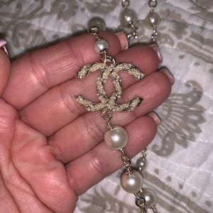 Chanel like new pearl necklace.